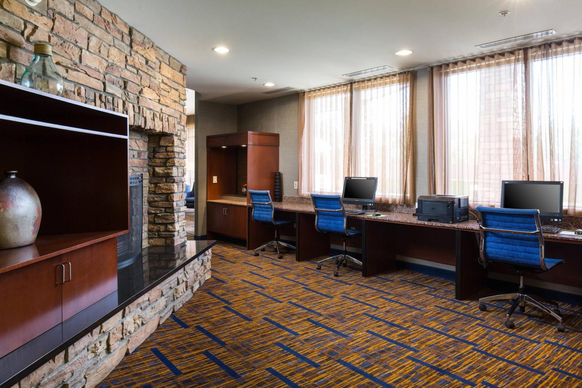 Courtyard By Marriott Ontario 3*