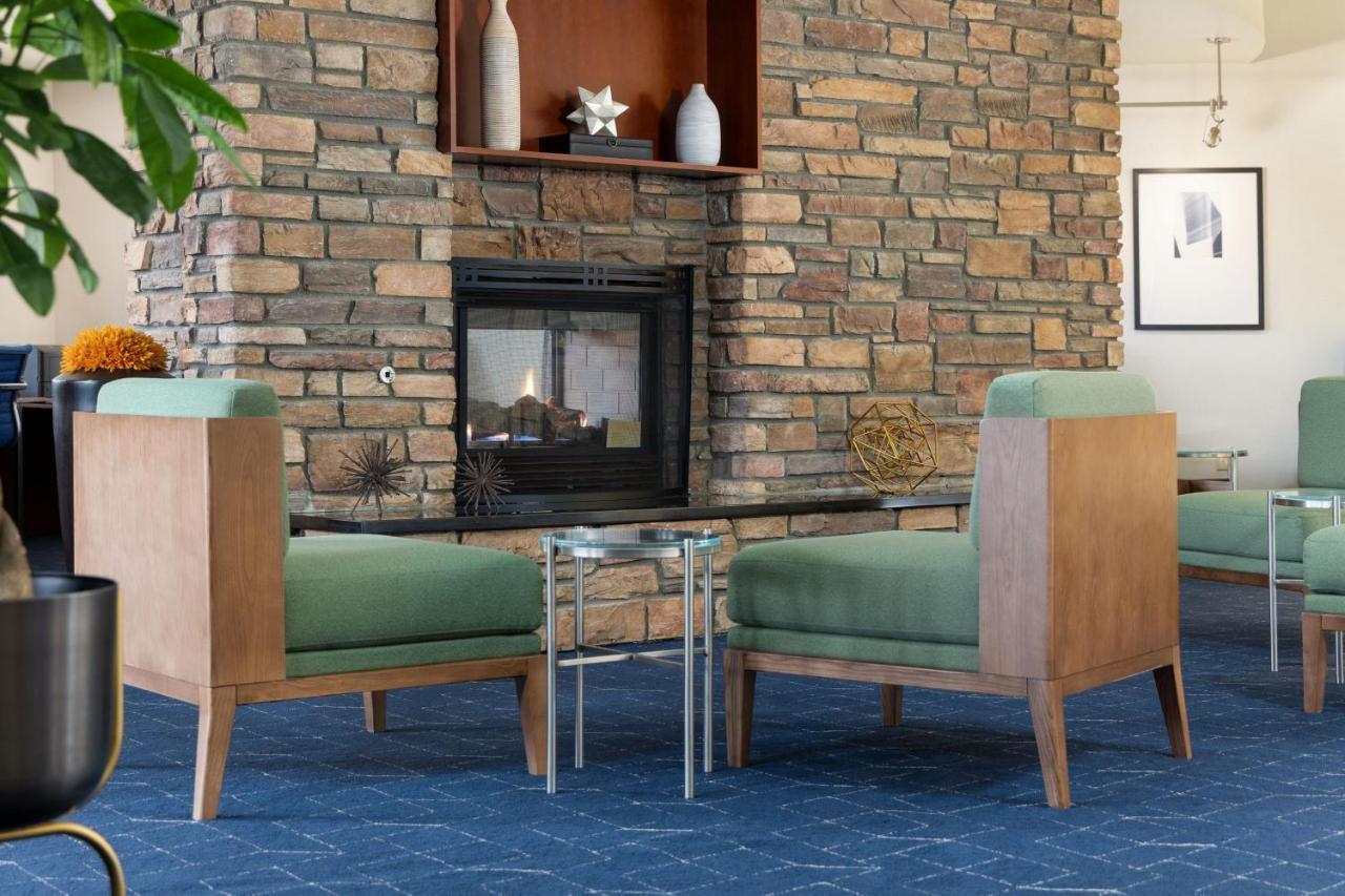 Courtyard By Marriott Ontario Hotel