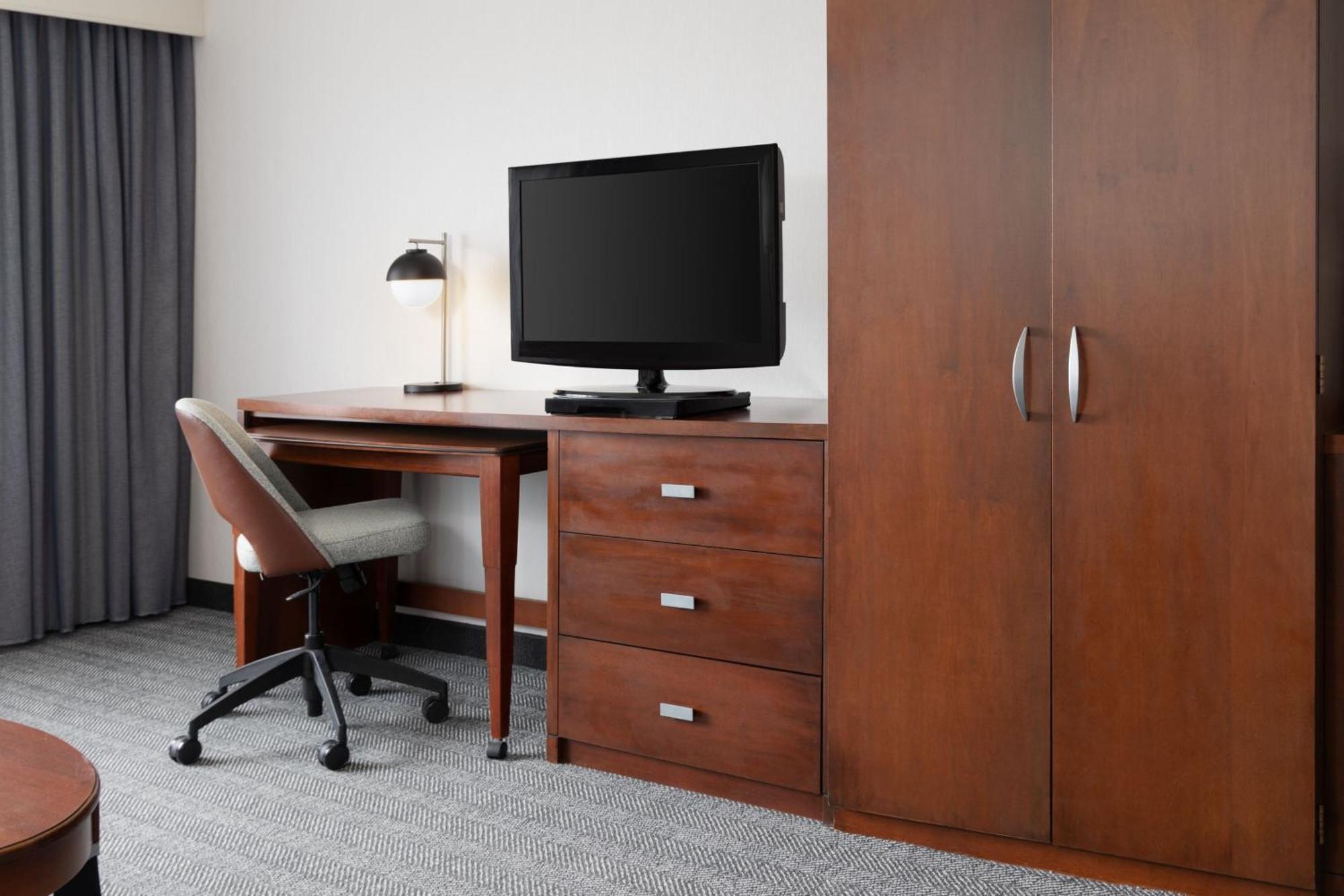 Hotel Courtyard By Marriott Ontario 3*