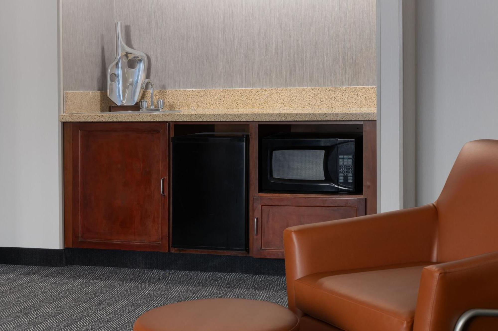 Hotel Courtyard By Marriott Ontario 3*