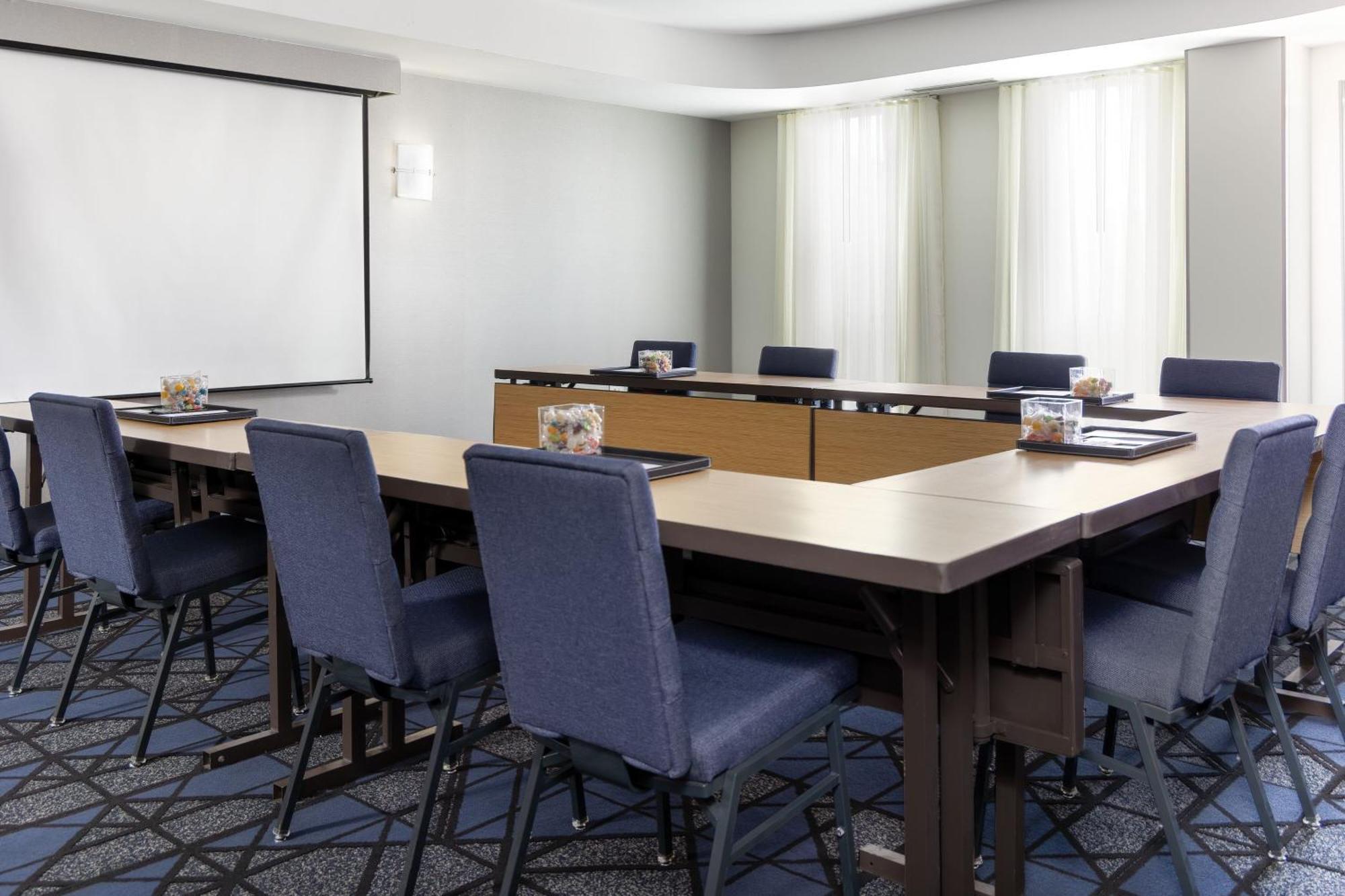 Courtyard By Marriott Ontario Hotel
