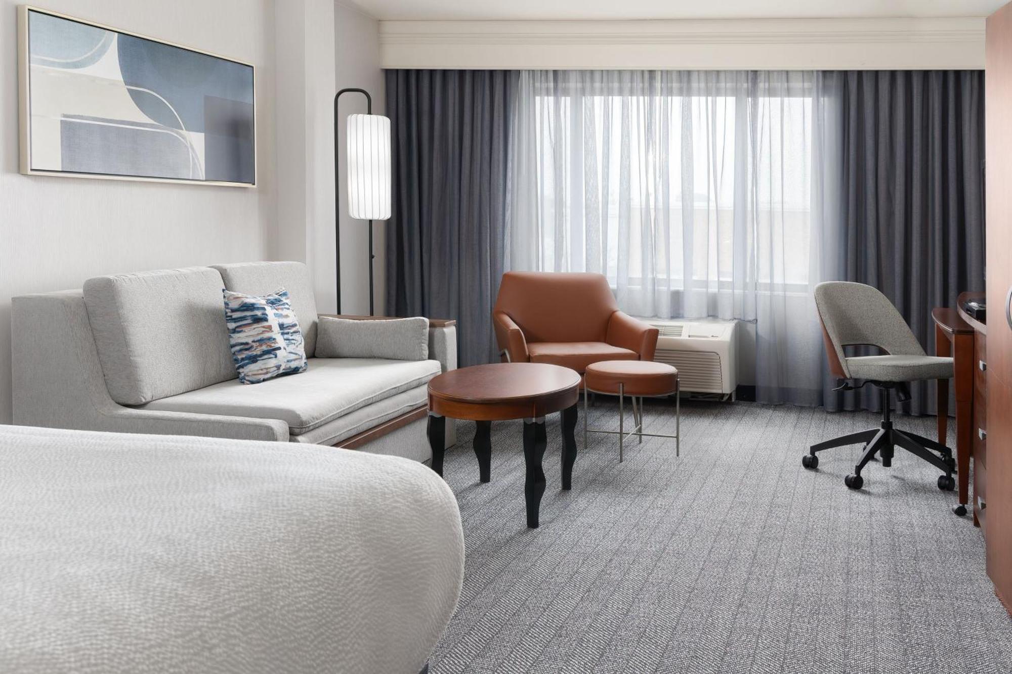 Courtyard By Marriott Ontario 3*