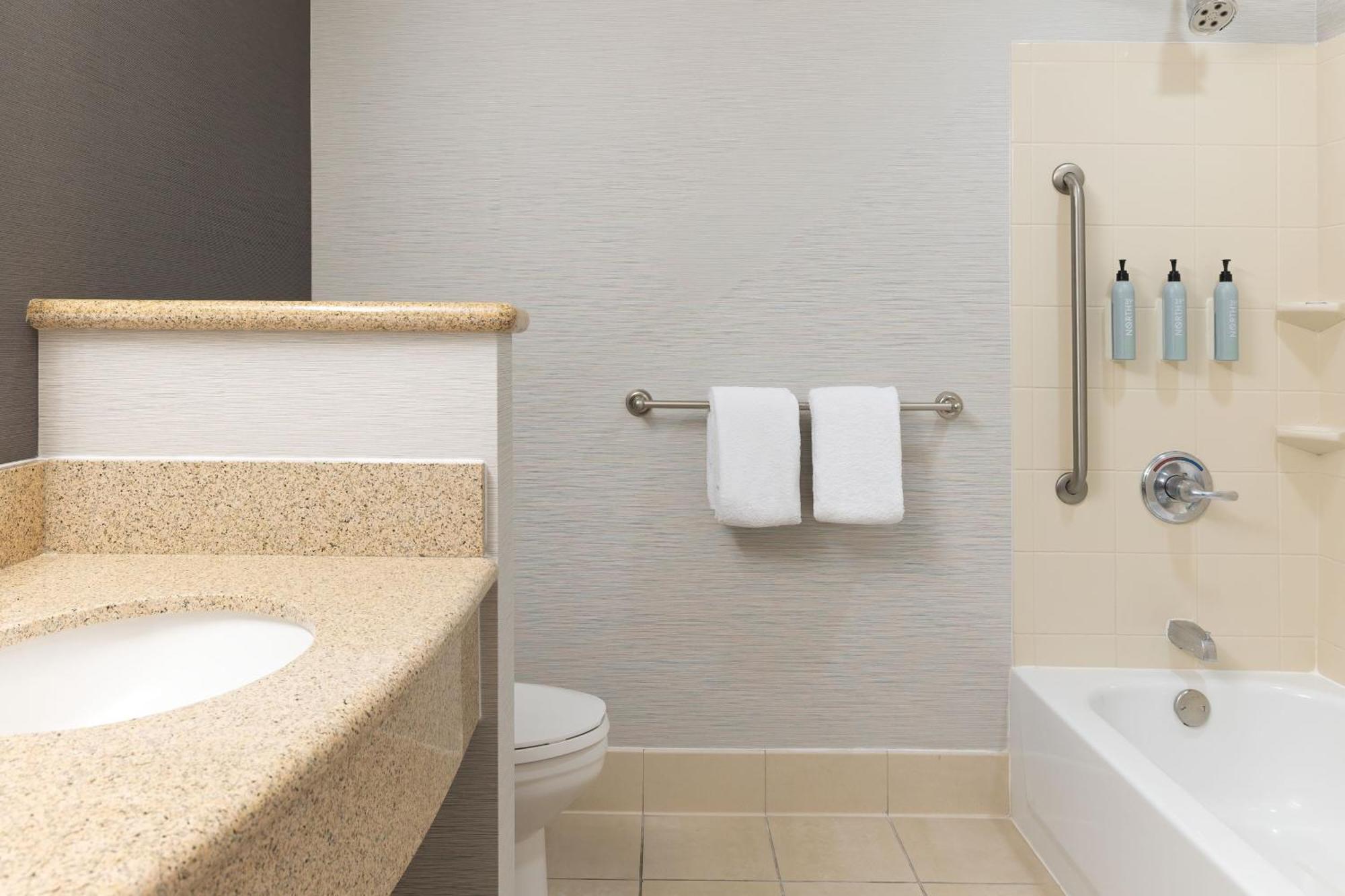 Courtyard By Marriott Ontario 3*