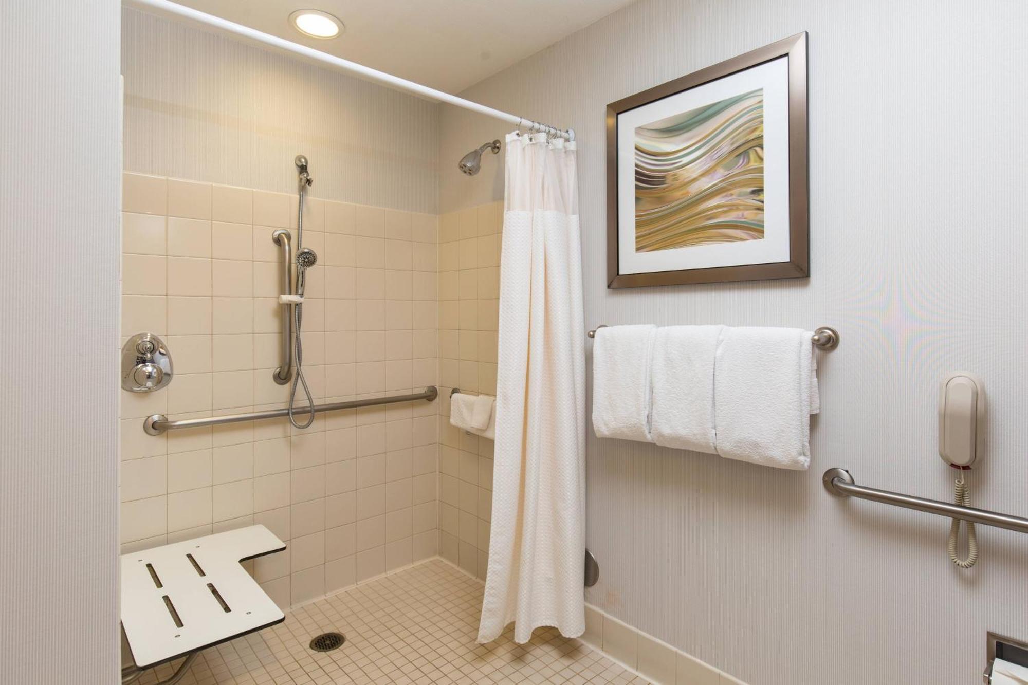 Hotel Courtyard By Marriott Ontario 3*