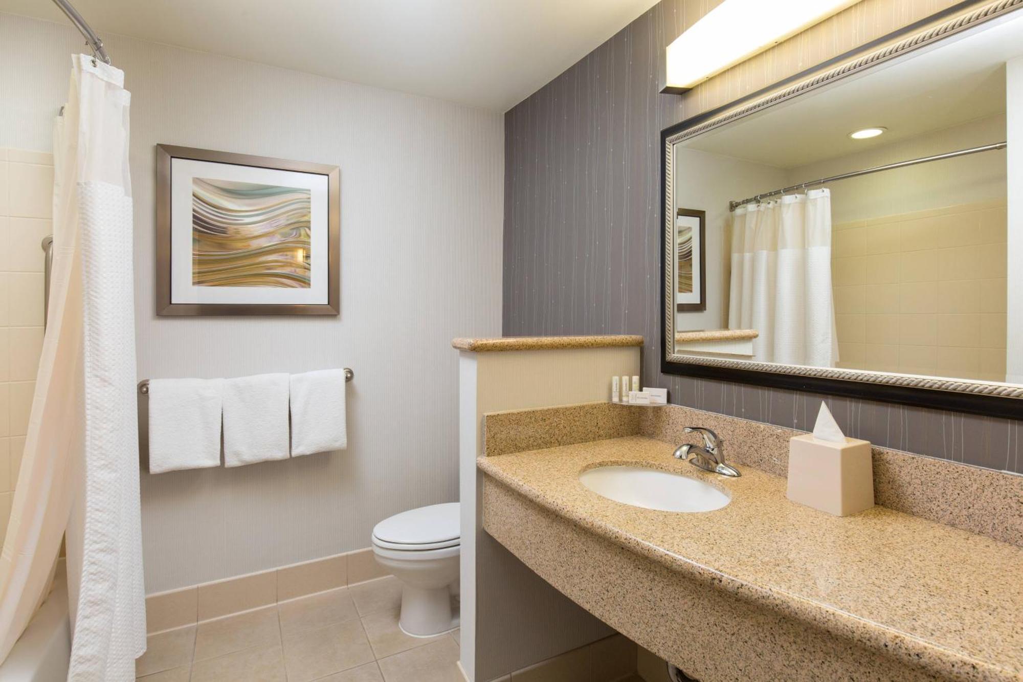 Courtyard By Marriott Ontario 3*