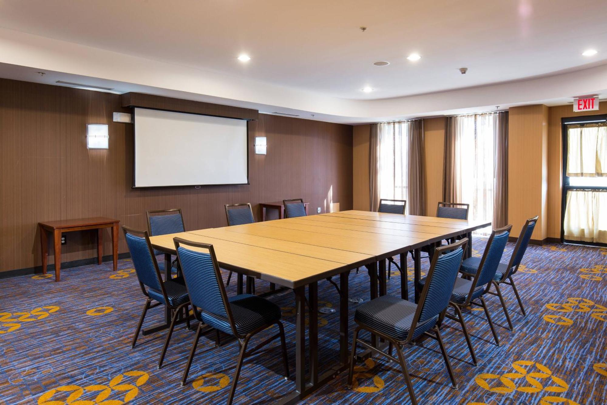 Courtyard By Marriott Ontario Hotel