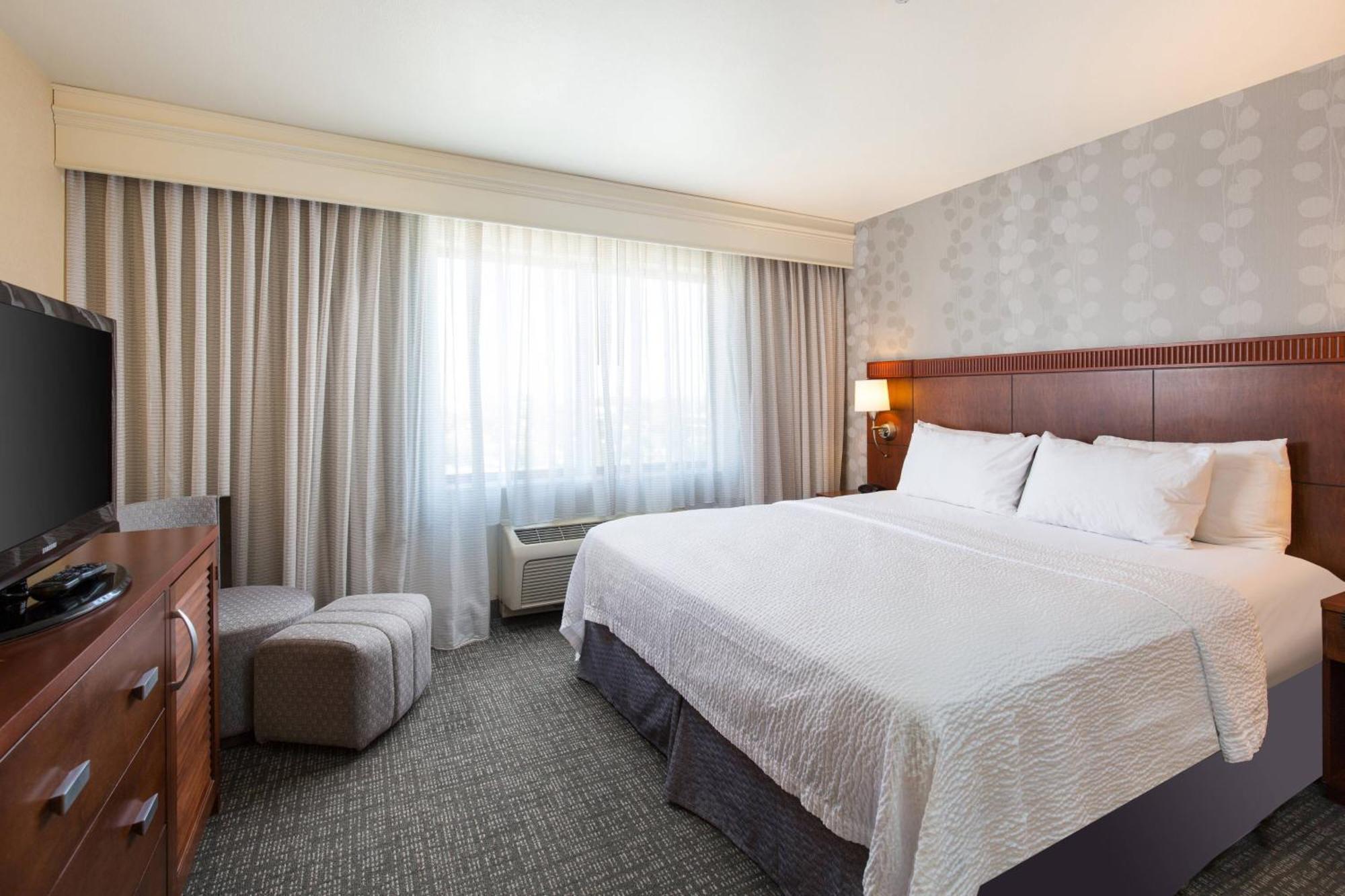Courtyard By Marriott Ontario Hotel