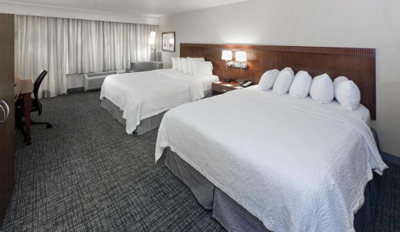Hotel Courtyard By Marriott Ontario 3*